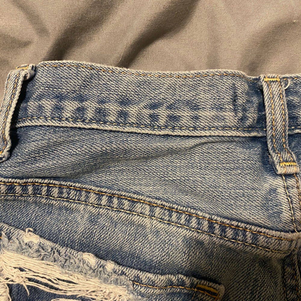 Hollister High Rise Medium Washed Ripped Shorts - Picture 5 of 5